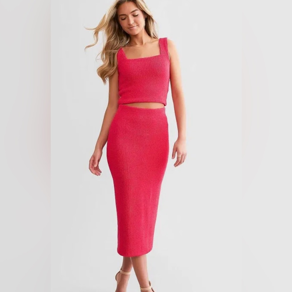 Z Supply Aveen crinkle skirt in dragonfruit with matching Andez  tank . S